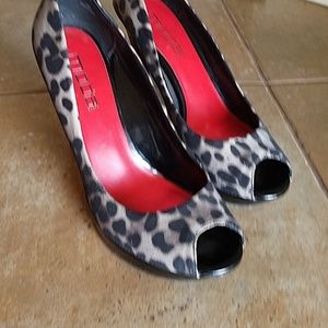 Sexy leopard lace pumps size 10M